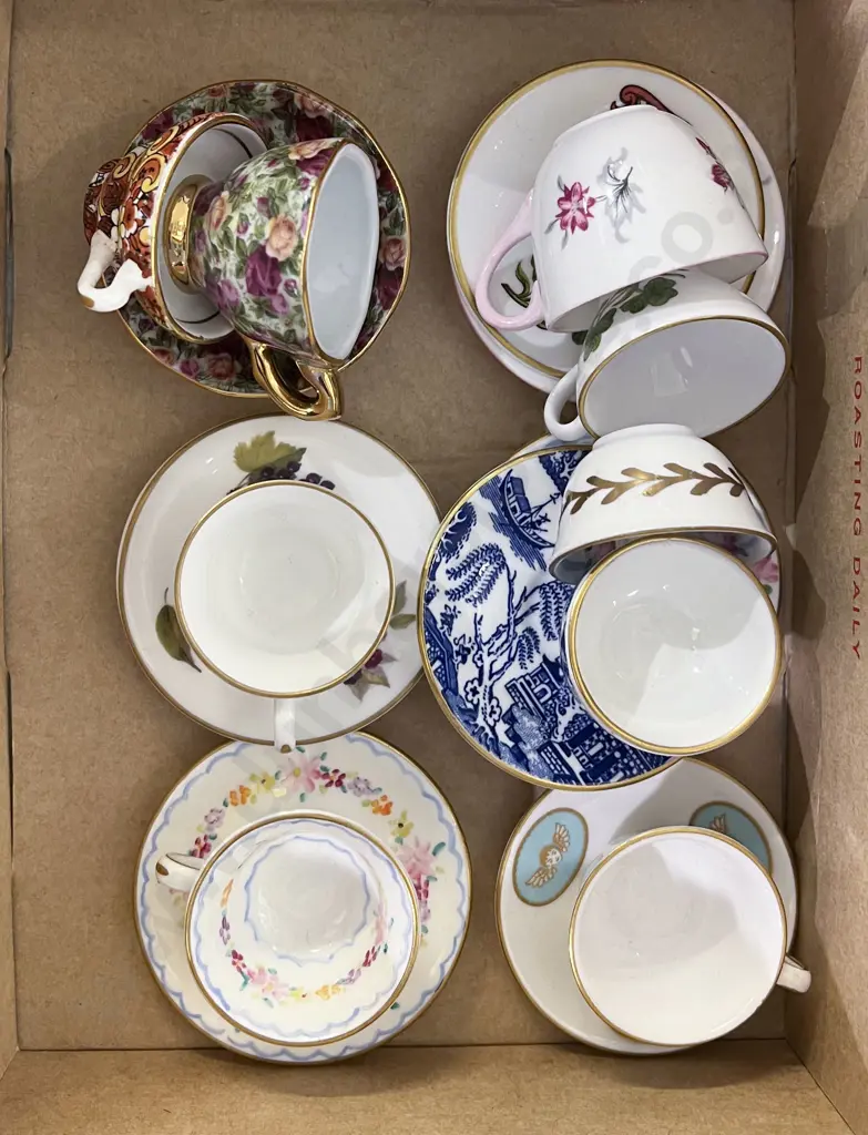 Small Quantity of Assorted China Miniatures Image 1++