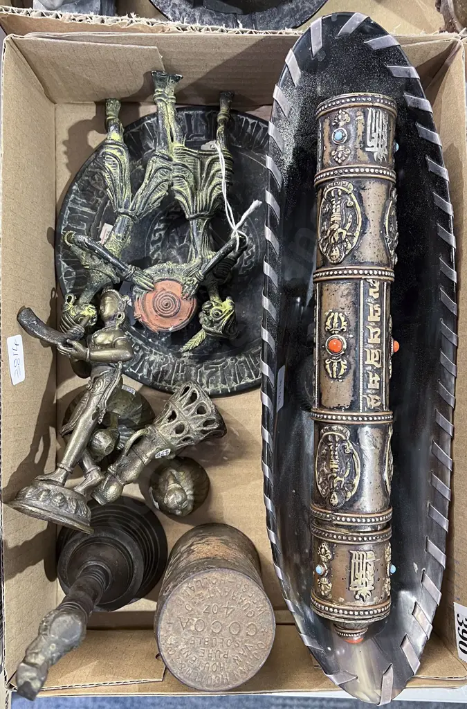 Small Box of Assorted Metal Ware Image 1++