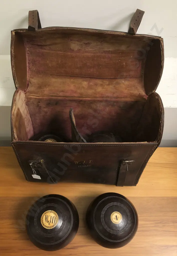 Lignum Vitae Bowls Set in Leather Case Image 1++