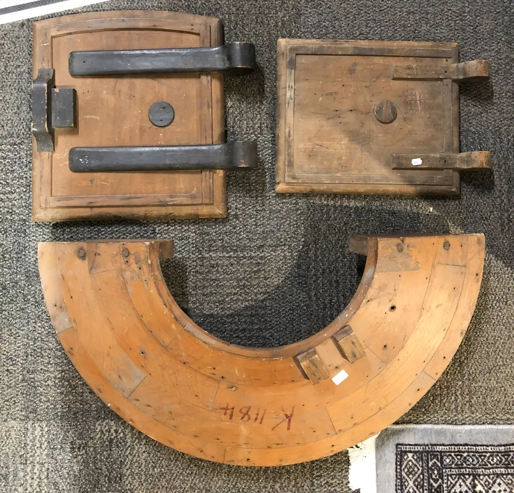 Box of Assorted Vintage Moulds etc Image 1++