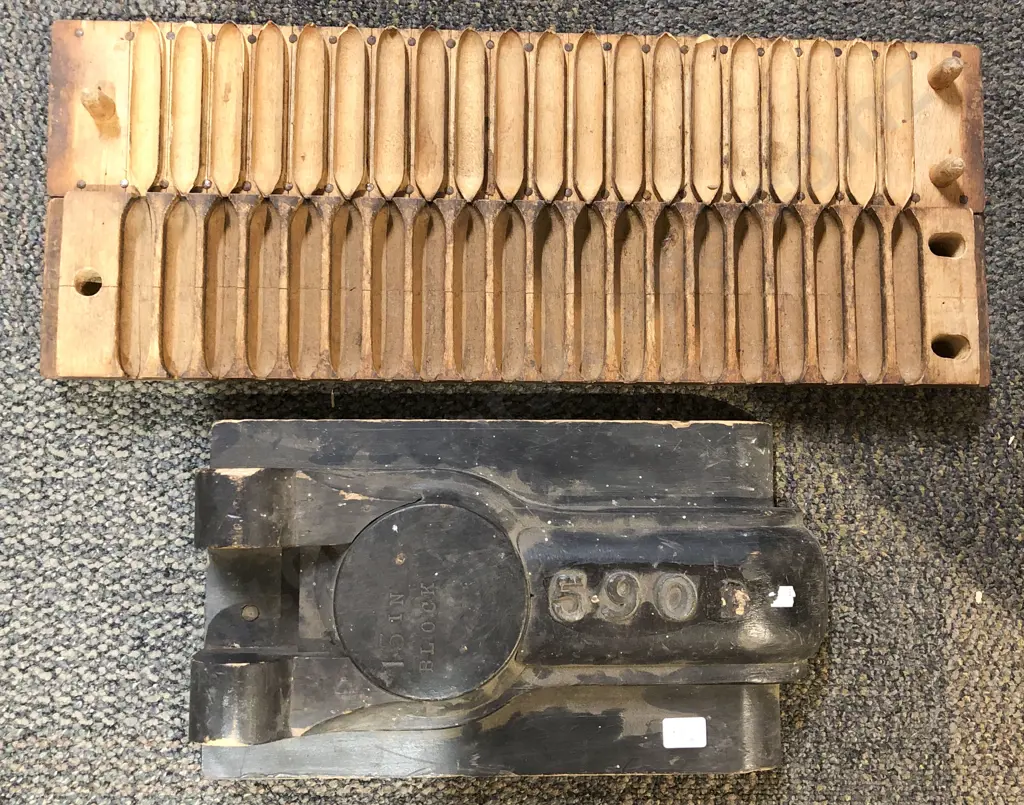 Box of Assorted Vintage Moulds etc Image 1++