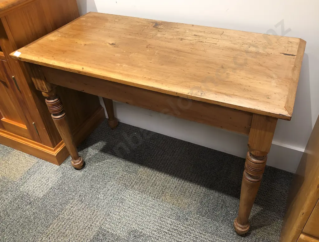 Kauri Side Table Image 1++