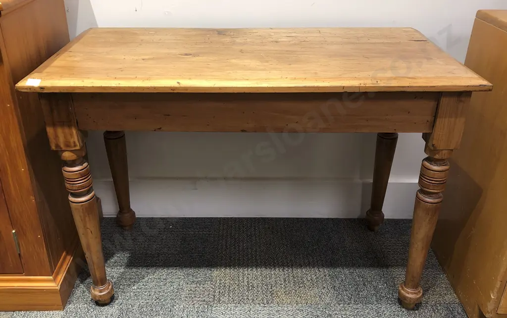 Kauri Side Table Image 1++