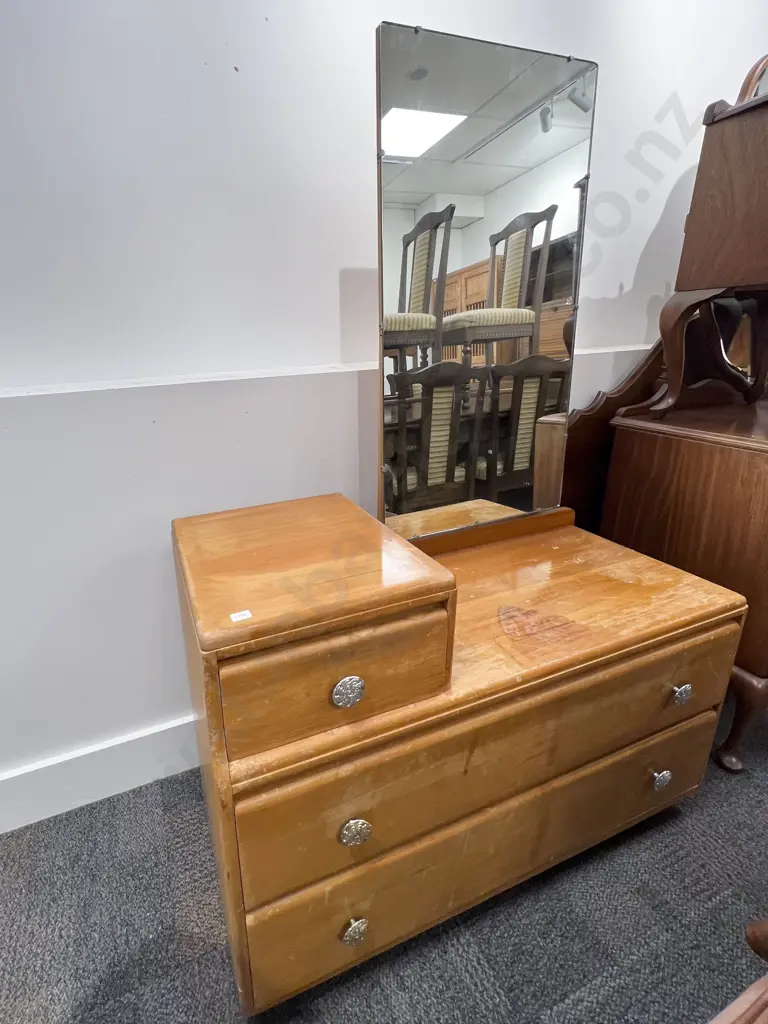 Mirror Backed Set of Drawers Image 1++