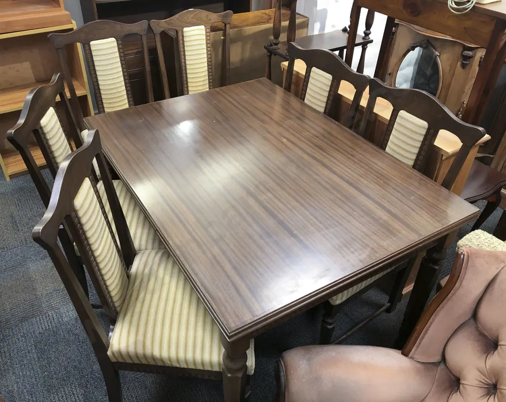 Extension Dining Table and Six Chairs Image 1++