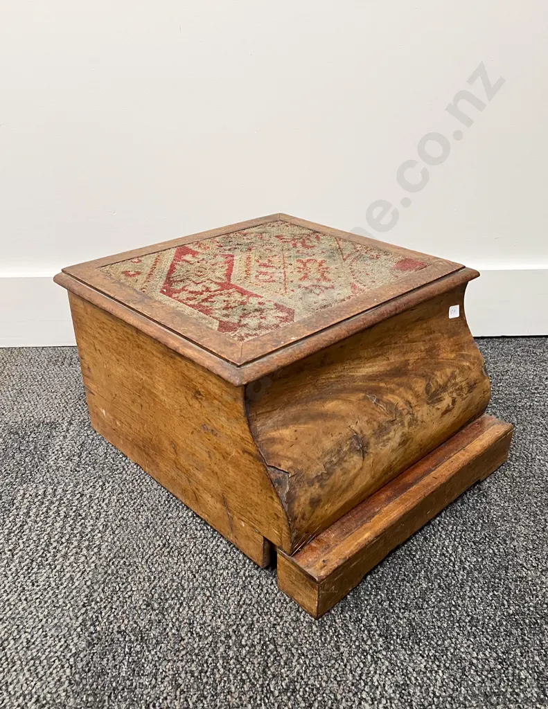 Victorian Commode with Ceramic Liner Image 1++