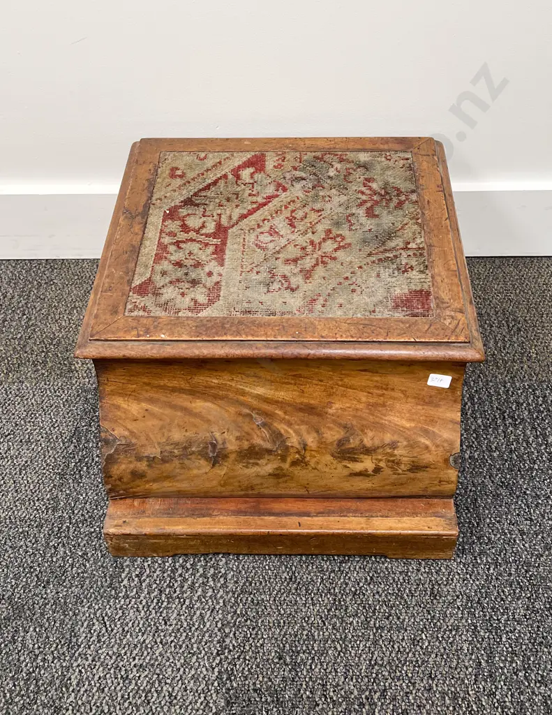 Victorian Commode with Ceramic Liner Image 1++