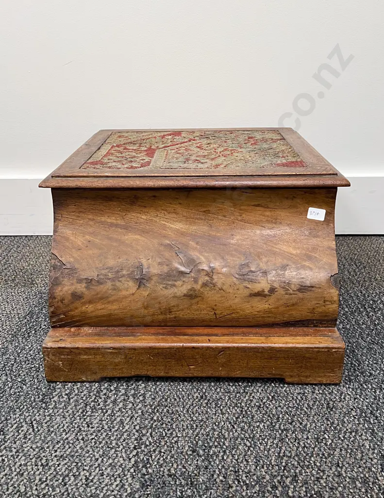 Victorian Commode with Ceramic Liner Image 1++