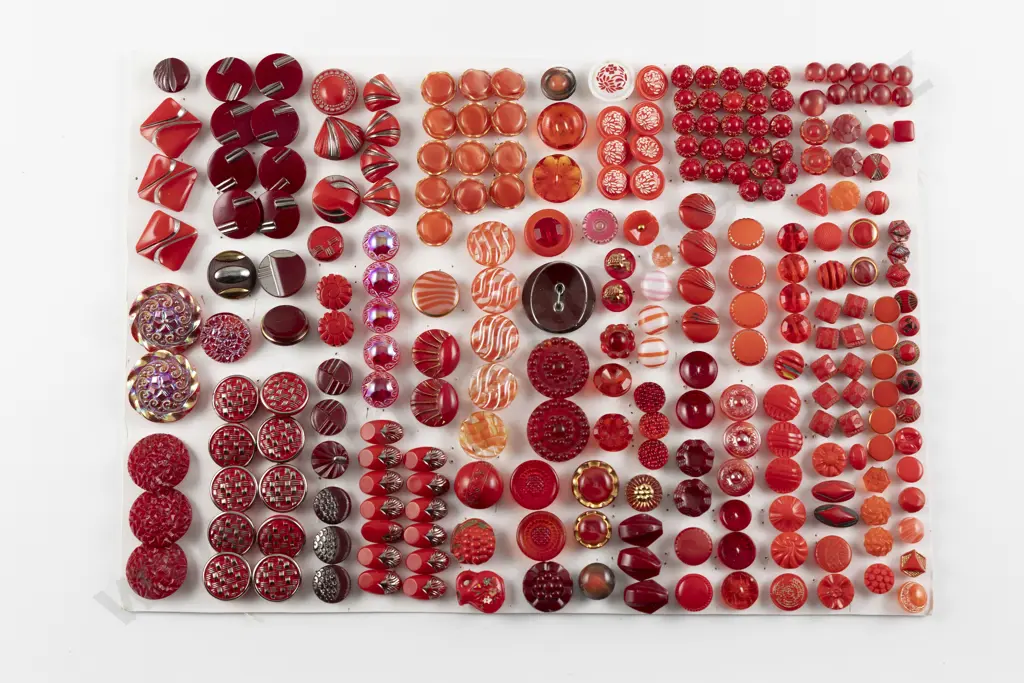 Collection Victorian & Art Deco Red Glass Buttons Image 1++