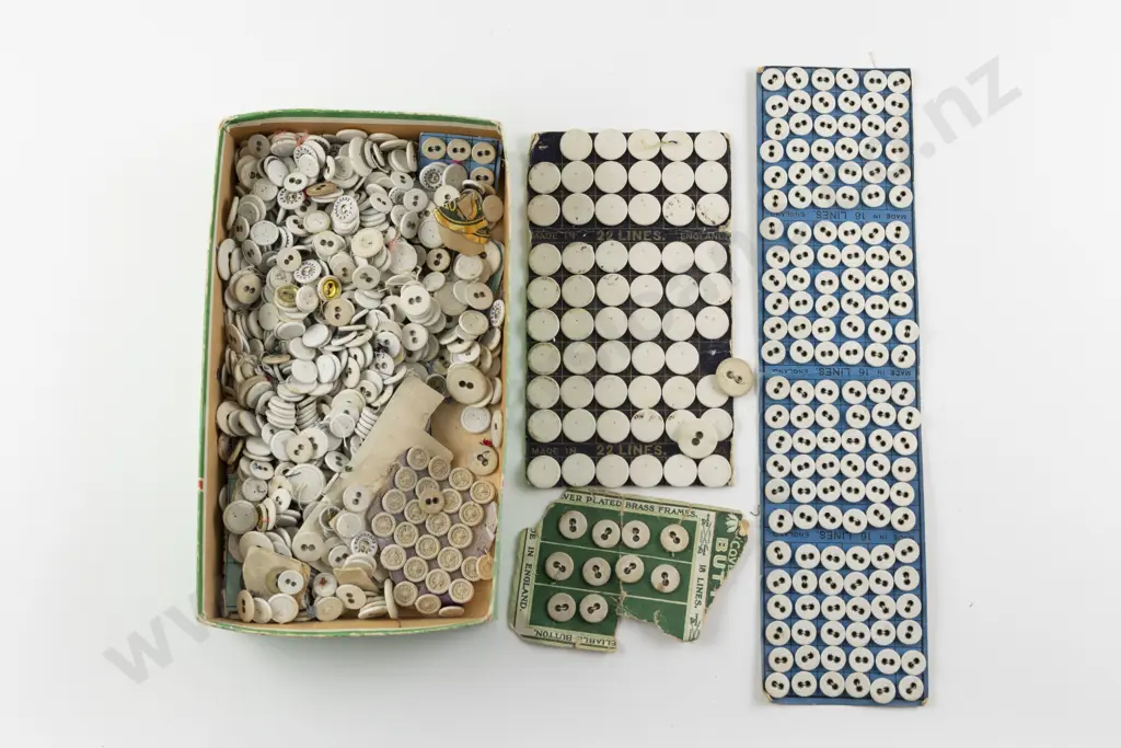 Collection Victorian Linen Buttons Image 1++