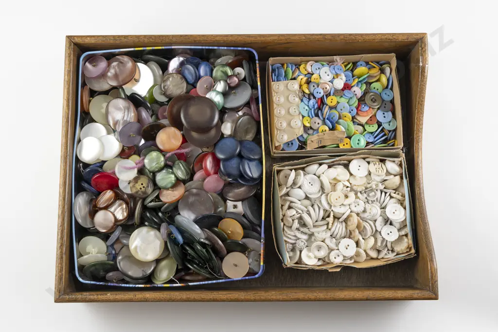 Collection Loose Mainly Mid C20th Plastic Buttons Image 1++