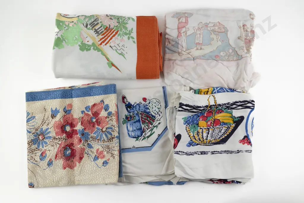Five Assorted Mid C20th Tablecloths Image 1++