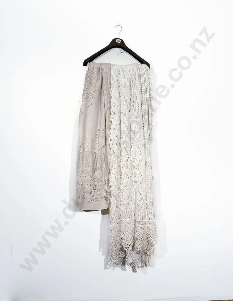 Machine Woven Table Cover Image 1++