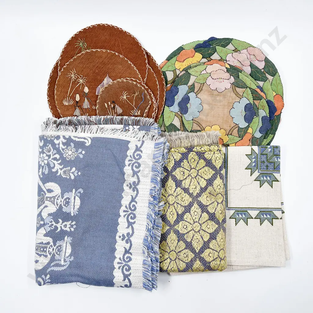 Selection Vintage Linens & Fabrics Image 1++