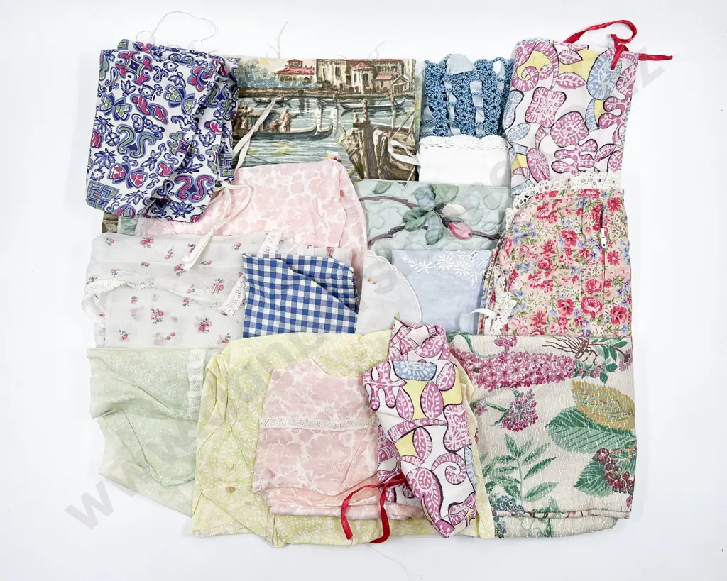 Selection Vintage Linens & Fabrics Image 1++