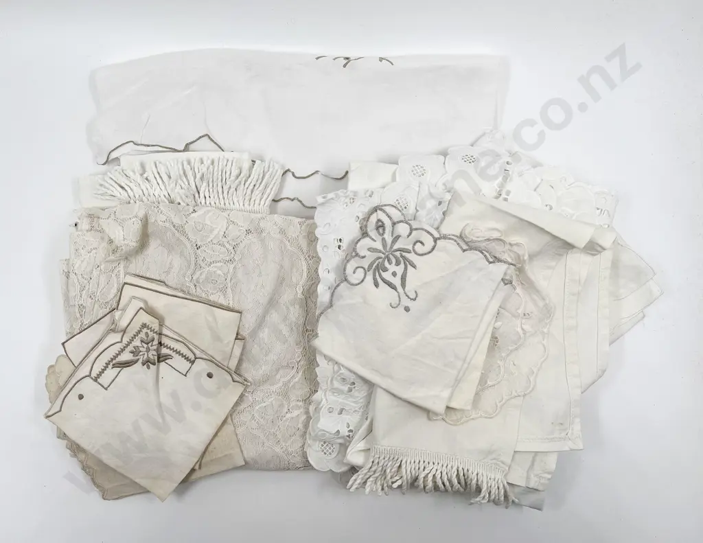 Selection Vintage White Linens Machine Woven Table Covers Napkins & Doilies Image 1++