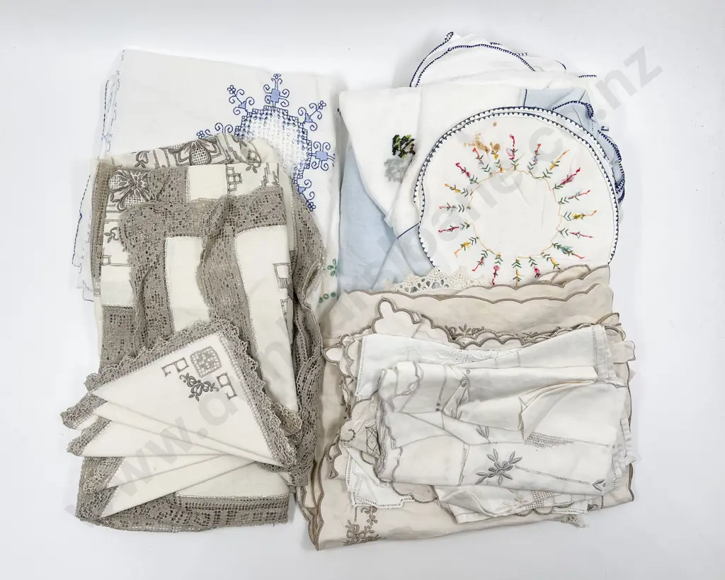 Selection Vintage White Linens Machine Woven Table Covers Napkins & Doilies Image 1++