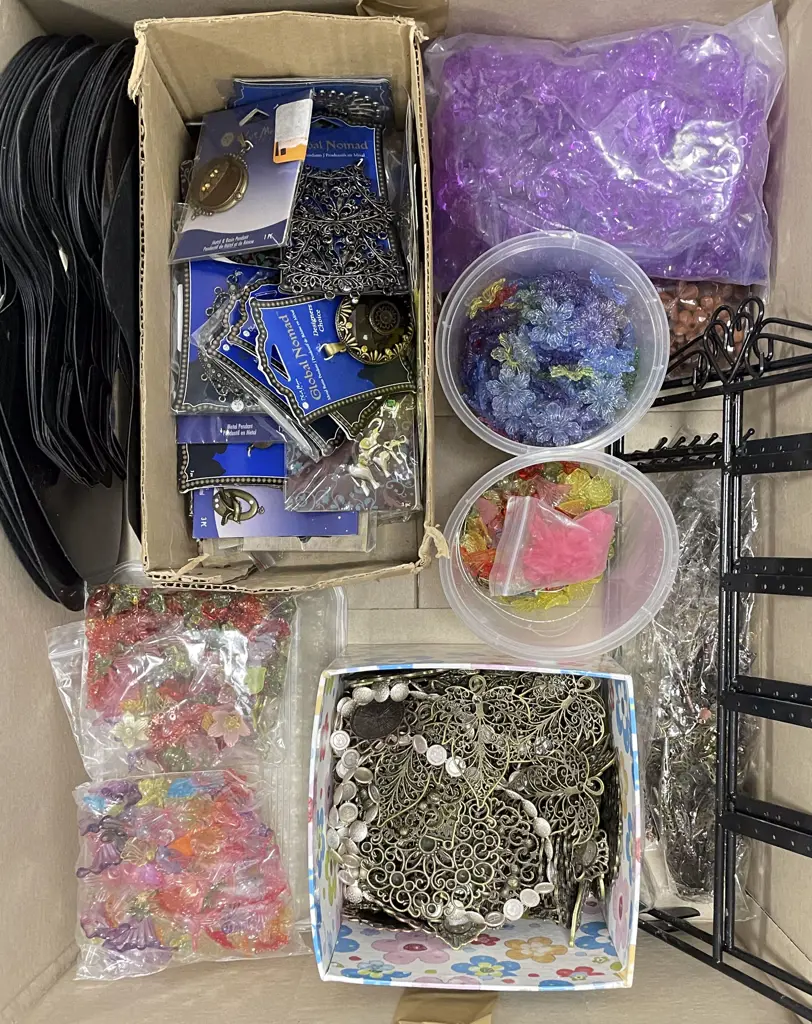 Collection Jewellery Metal Fittings and Loose Beads Image 1++