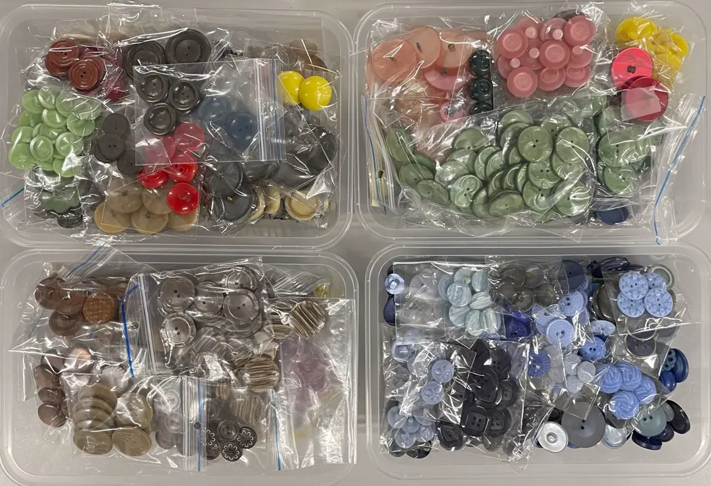 Qty Vintage Buttons Image 1++