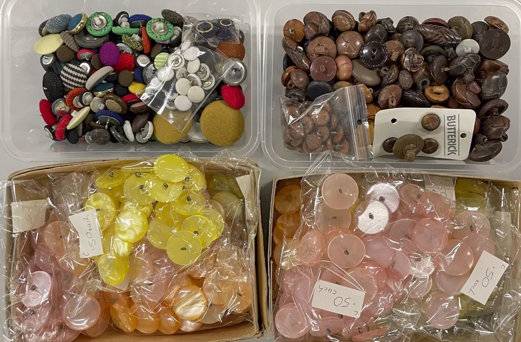 Qty Vintage Buttons Image 1++