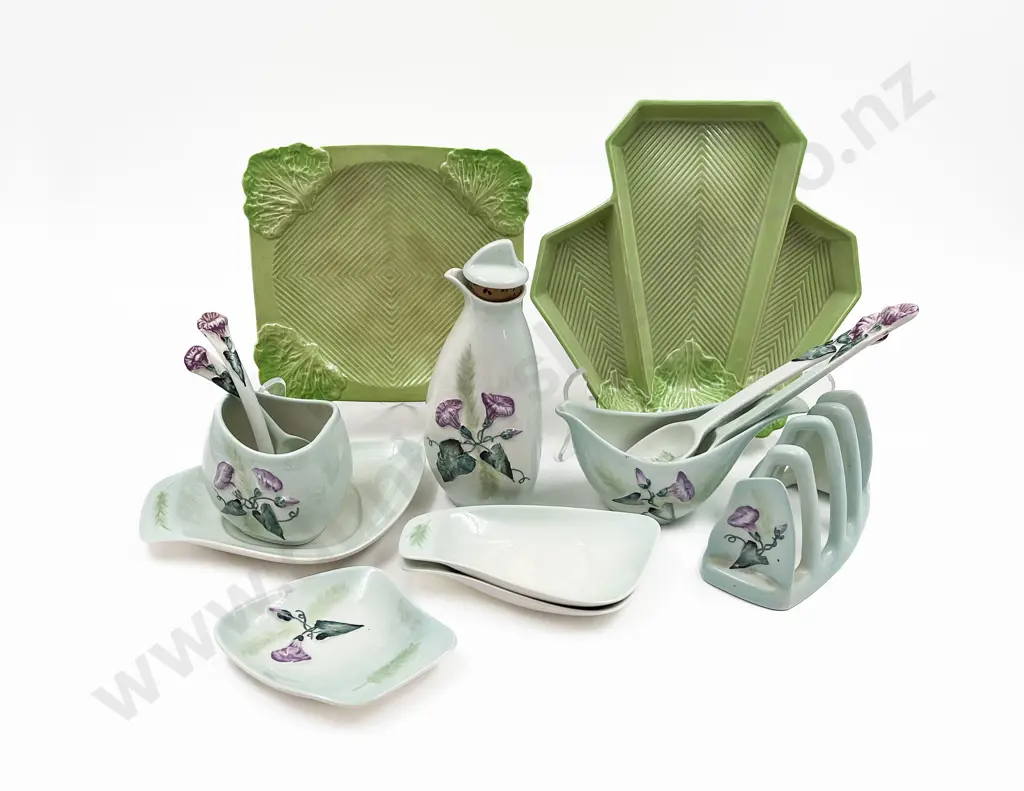 Small Box of Assorted Carlton Ware Image 1++