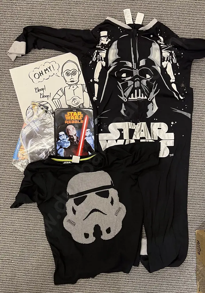 Box of Assorted Star Wars Items Image 1++
