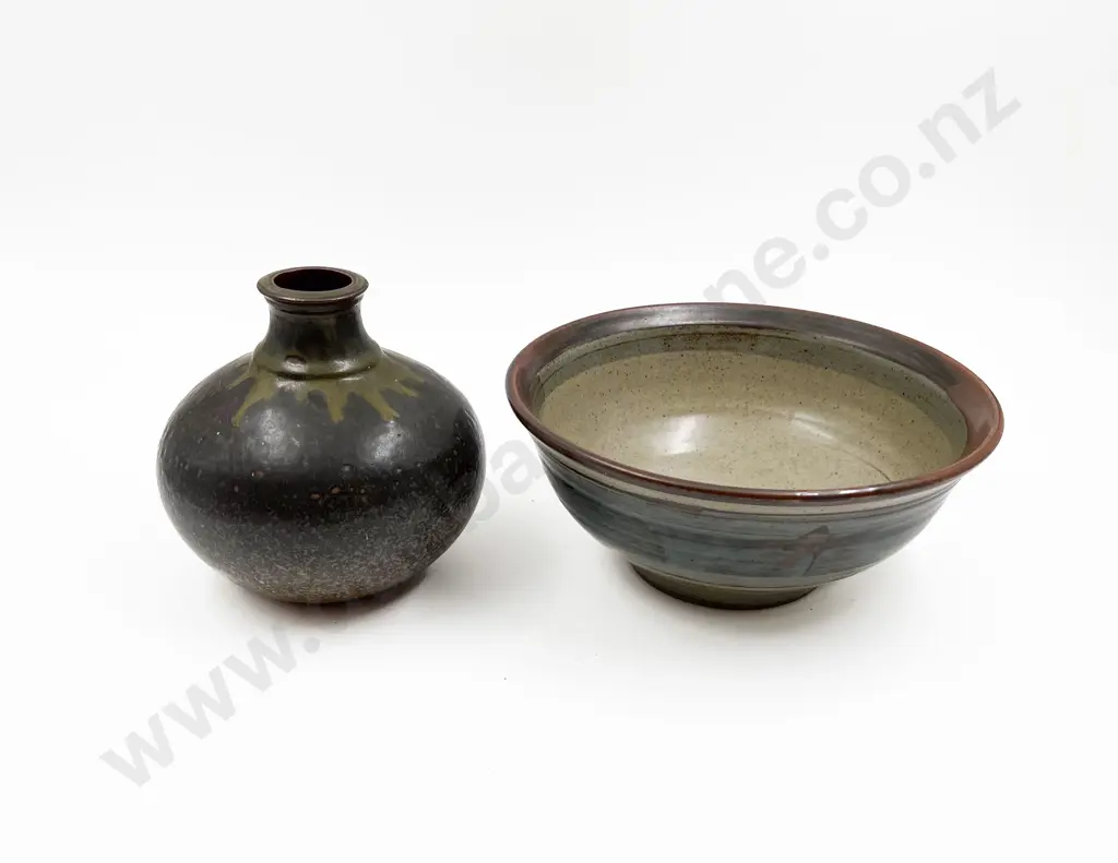 Two Pieces of NZ Pottery Image 1++