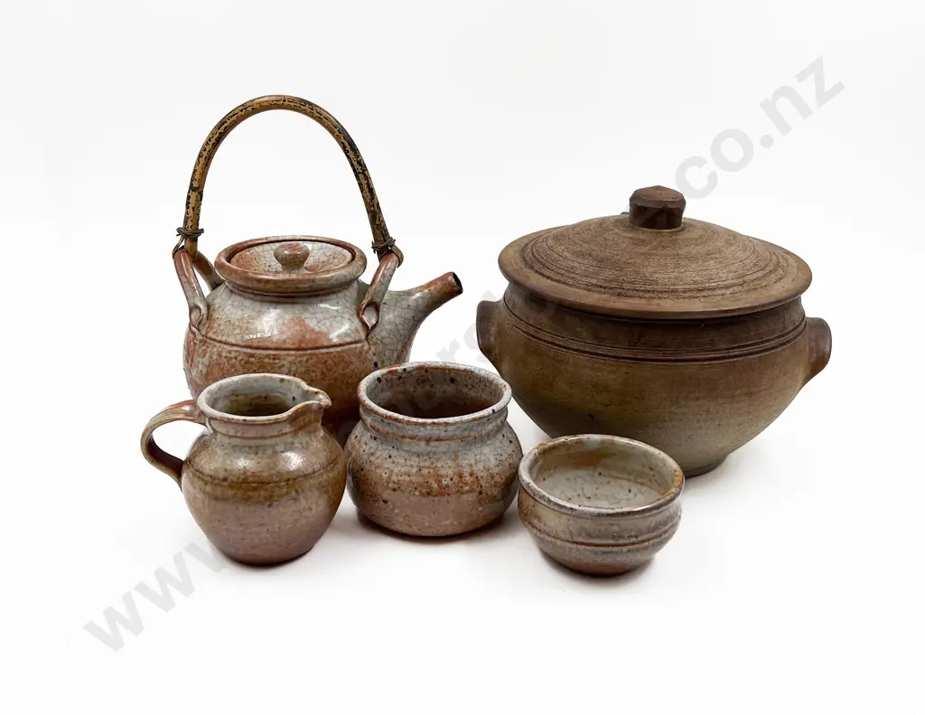 Small Quantity of Assorted Pottery Image 1++