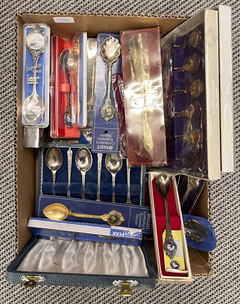 Box of Assorted Cutlery Image 1++