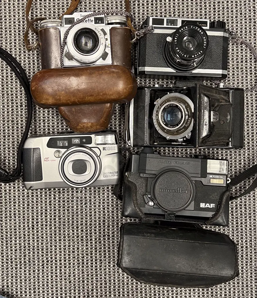 Box of Assorted Vintage Cameras etc Image 1++