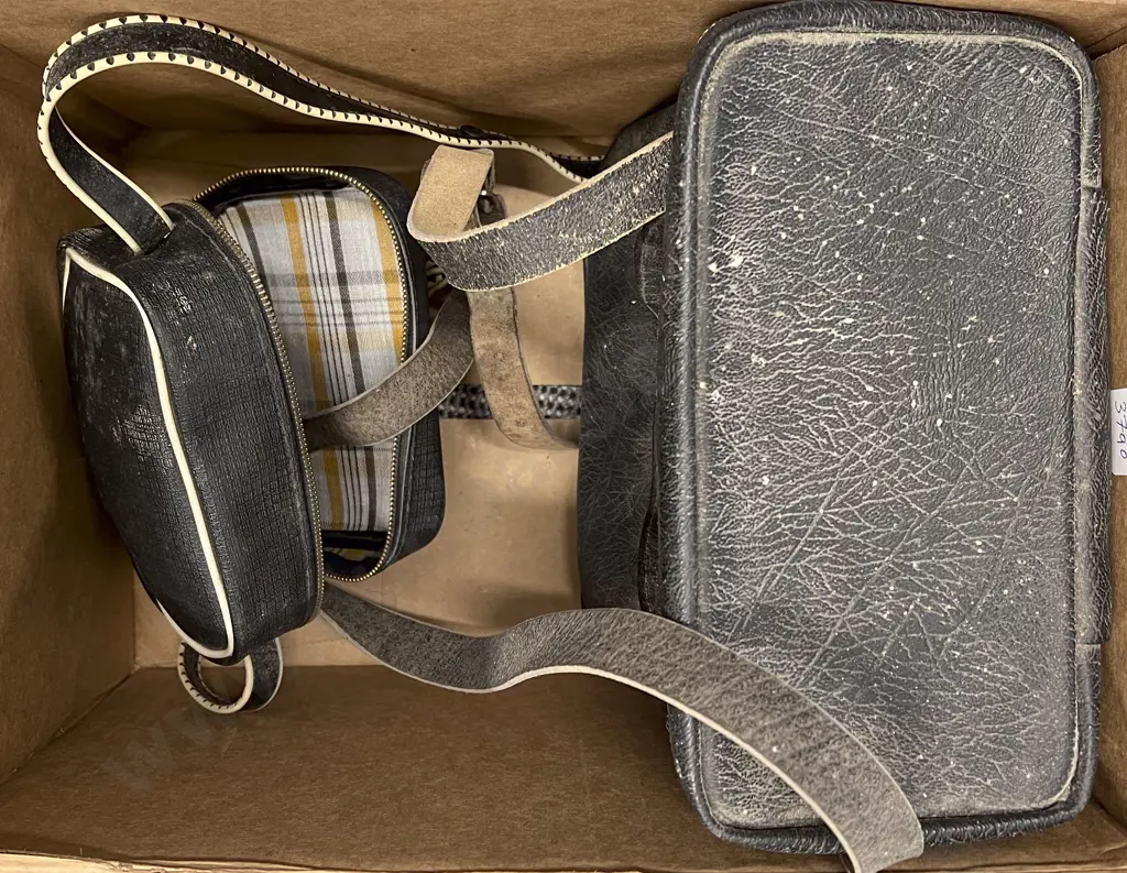Box of Assorted Vintage Cameras etc Image 1++