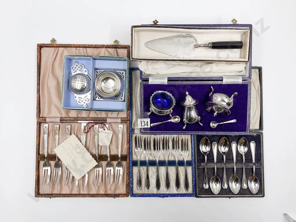 Small Quantity of Assorted Boxed Cutlery etc Image 1++
