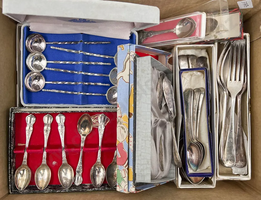 Small Quantity of Assorted Boxed Cutlery etc Image 1++