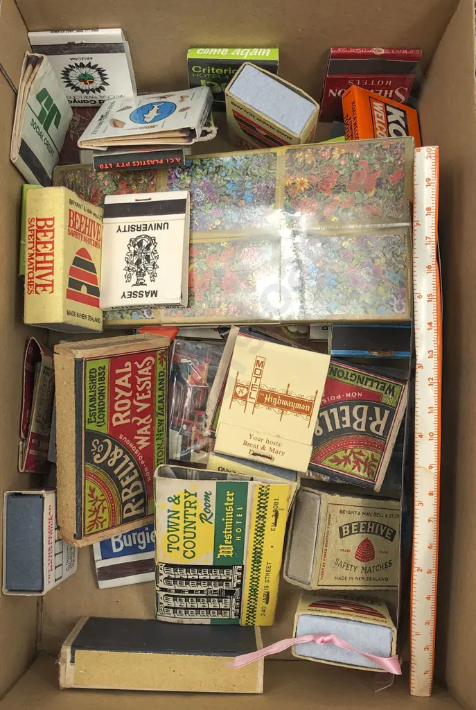 Small Quantity of Assorted Vintage Matchboxes and Cigarette Cases Image 1++