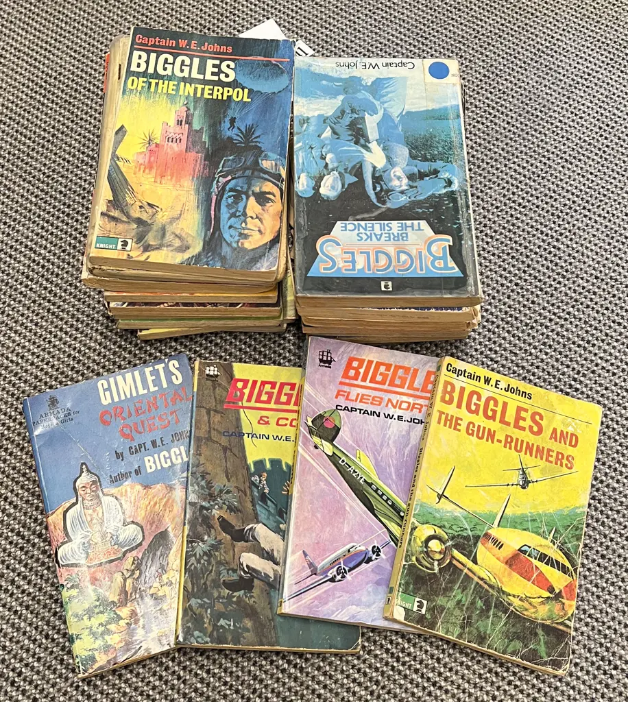 Quantity of Assorted Vintage Biggles Volumes (20) Image 1++