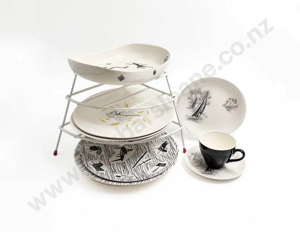Small Quantity of Assorted China Including Two Homemaker Plates Image 1++