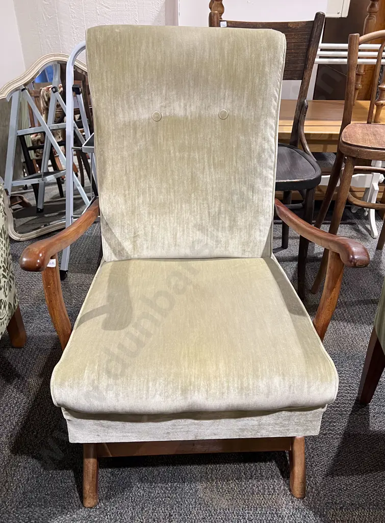 Button Back Armchair Image 1++