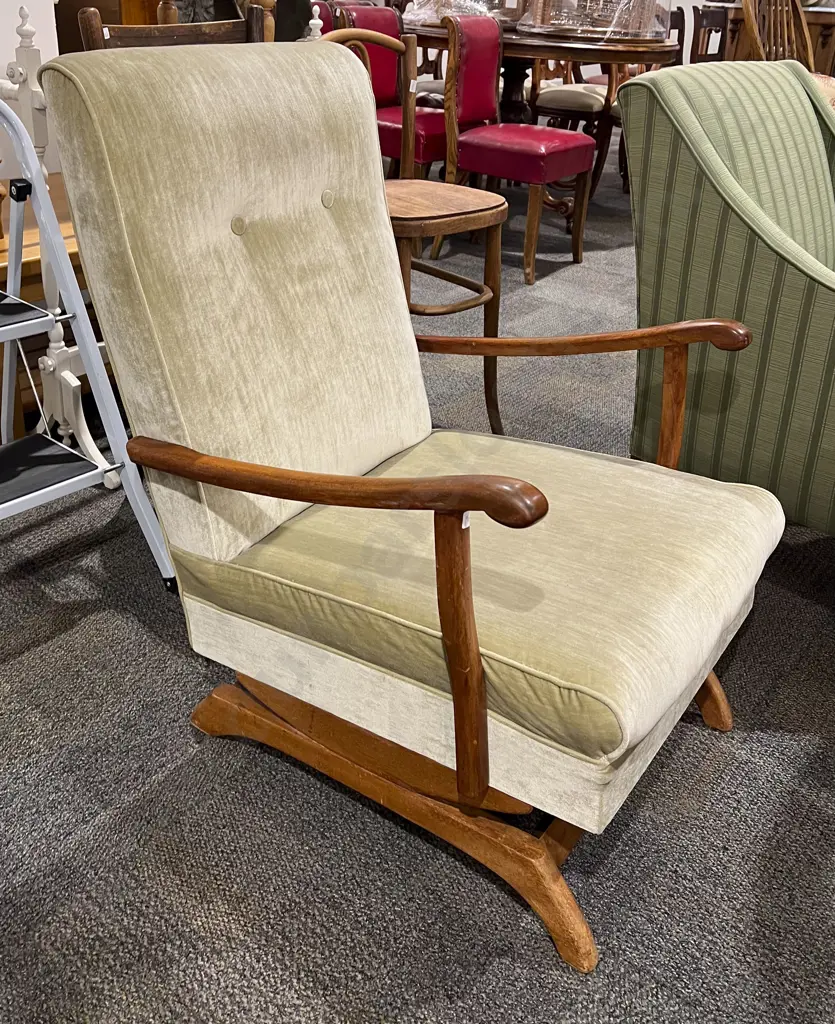 Button Back Armchair Image 1++