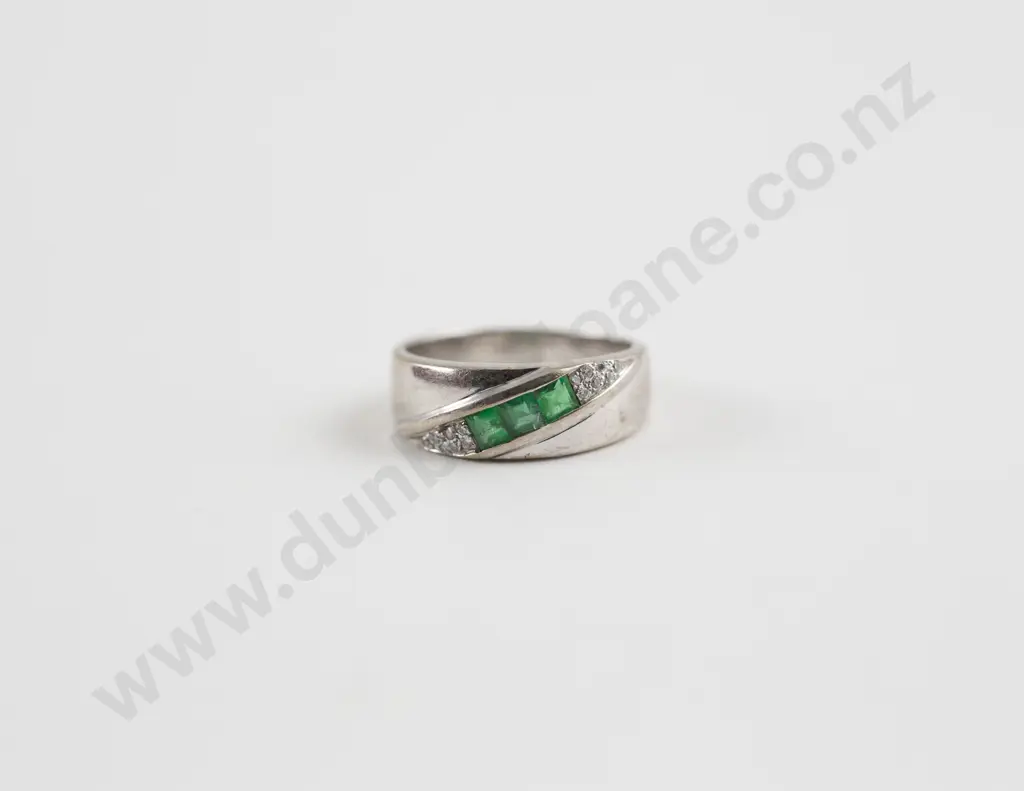 18ct White Gold 17stone Emerald and Diamond Band Ring Image 1++
