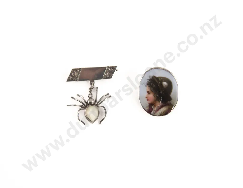 S/S Bar with Spider Bug Pendant Image 1++