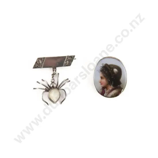 S/S Bar with Spider Bug Pendant
