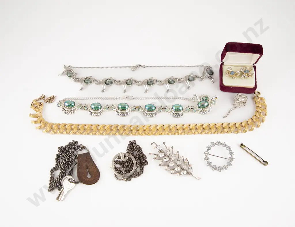 Small Qty Mid C20th Costume Jewellery Image 1++