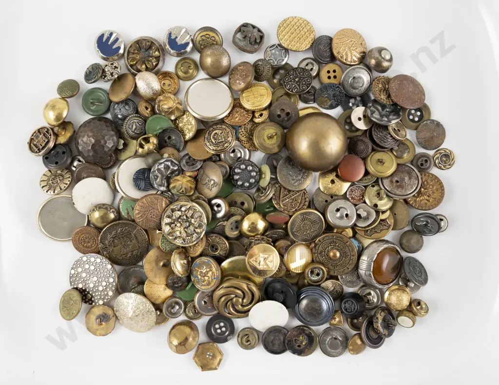 Collection Gilt Metal Buttons Image 1++