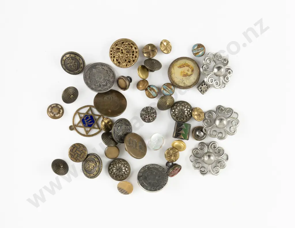 Small Collection Vintage Buttons Image 1++