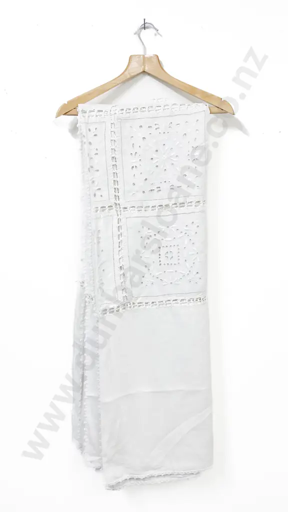 Vintage Hand Worked Broderie Anglaise Cotton Table Cover Image 1++