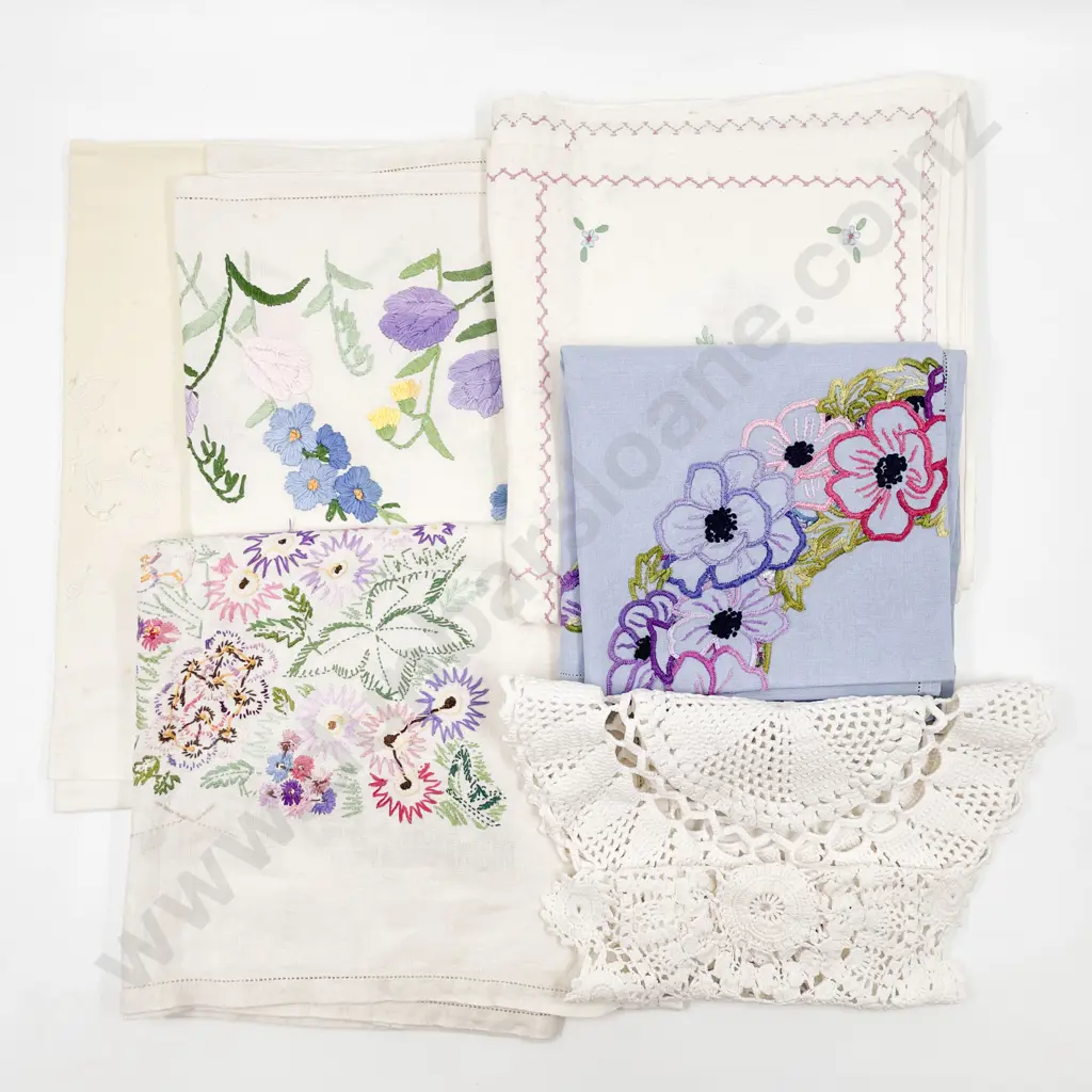 Collection Vintage Embroidered Table LInens Image 1++
