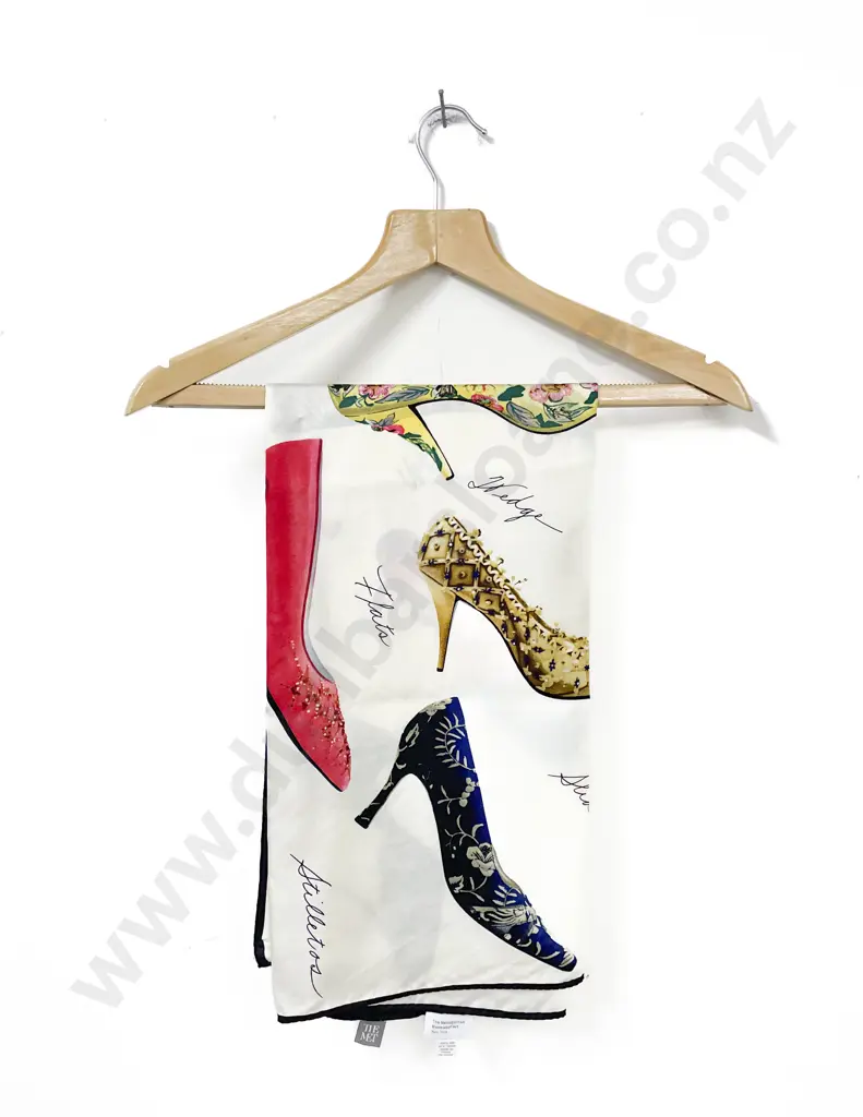 100% Silk The Metropolitan Museum of Art Shoe Design Scarf Image 1++
