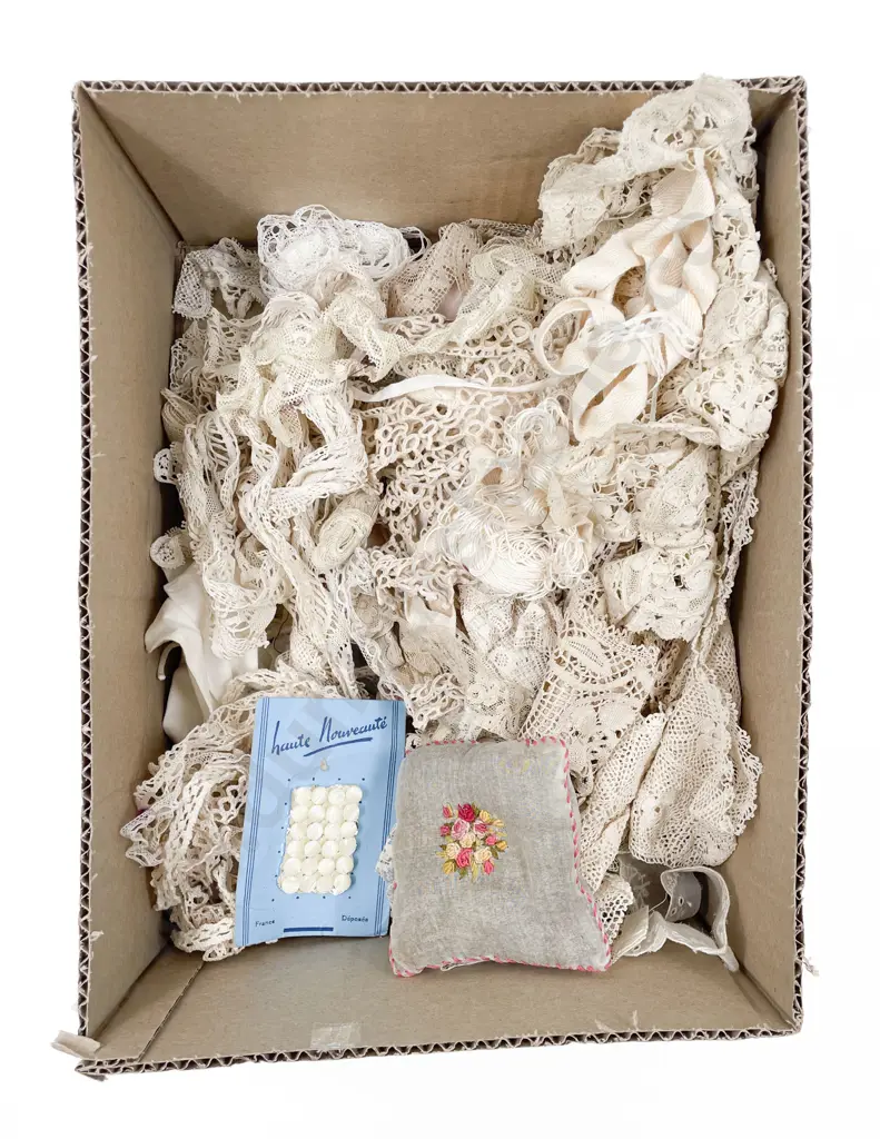 Collection Antique Lace with Collars and Cuffs Image 1++