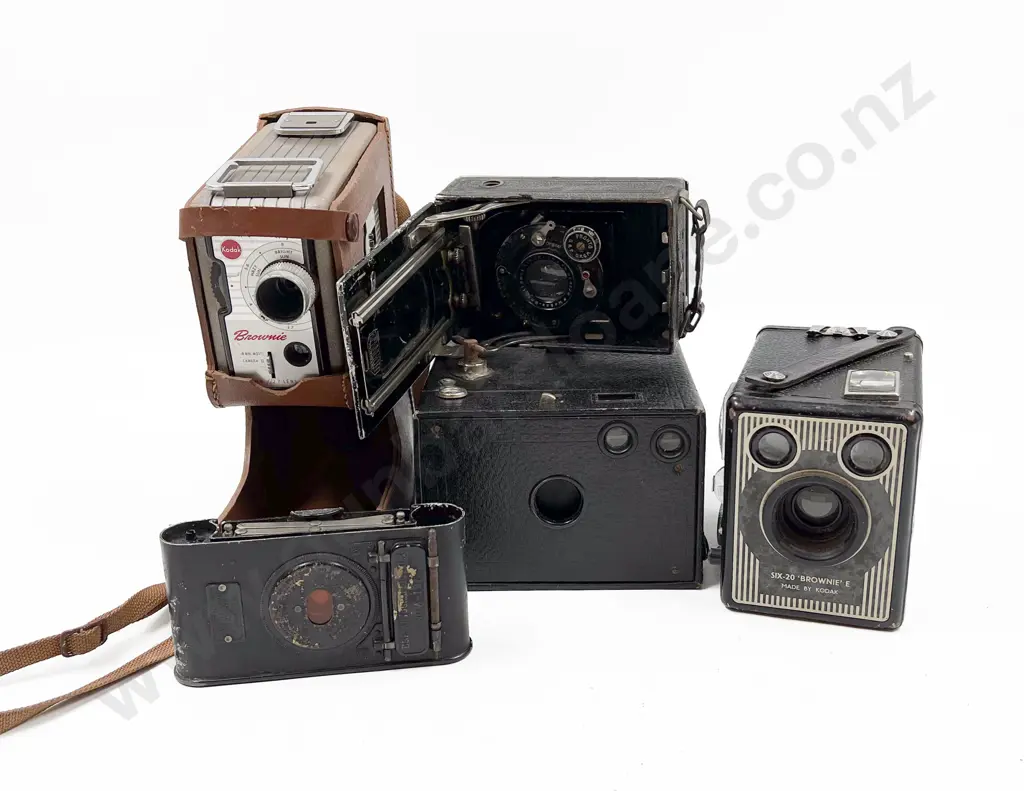 Four Vintage Box and Folding Cameras & Movie Camera Image 1++
