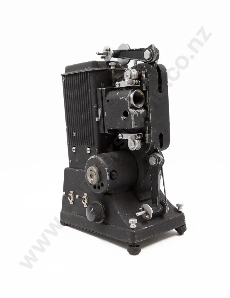 Eumic Automatic P8 Movie Projector Image 1++